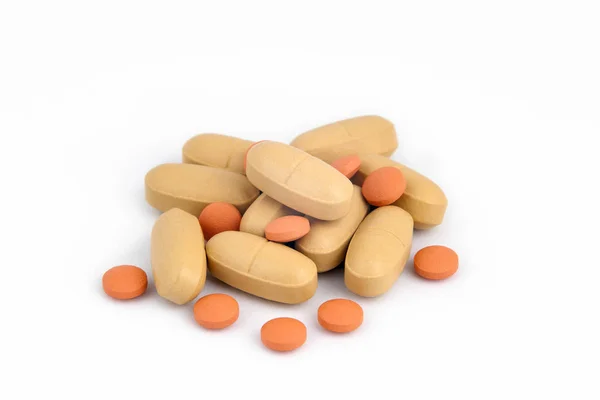 Tabletten isoliert auf weiß. Hintergrund der Gesundheitsversorgung — Stockfoto