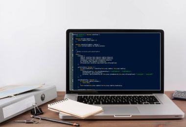 program kodu bilgisayar ekranında. Programlama ve teknoloji arka planda kodlama