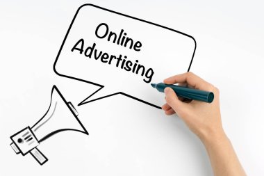 Online reklam kavramı. Megafon ve beyaz bir arka plan üzerinde metin