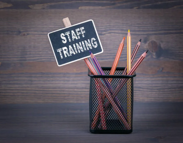 Il concetto di formazione del personale. Un piccolo gesso lavagna e matita colorata su sfondo legno — Foto Stock