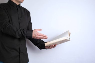 Metin, pazarlama eğitim ve iş bilgisi için boş alan. Beyaz arka plan üzerine bir kitap olan adam