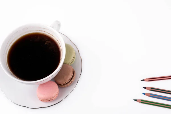 Freiraum für Text, Marketing und Geschäftsinformationen. Kuchen Macaron und Kappe Kaffee auf weißem Hintergrund. — Stockfoto