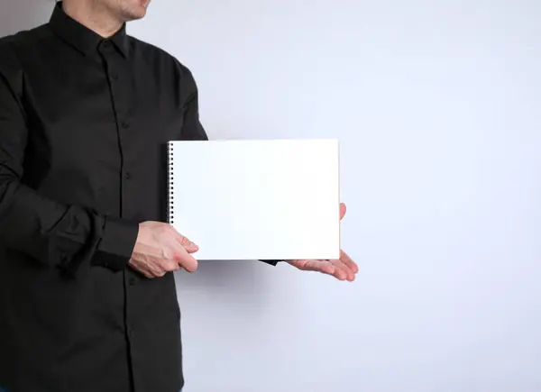 テキスト、教育およびビジネス情報をマーケティングに空きが。白い背景の上のノートを持つ男 — ストック写真