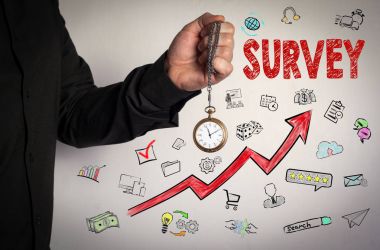 Anket kavramı. Kırmızı ok ve simgeleri. Zincir saat beyaz arka plan üzerinde tutan adam