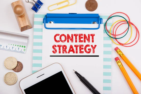 içerik stratejisi. Pazarlama, reklam ve kavramı sosyal medya. Ofis Büro kırtasiye ve cep telefonu ile
