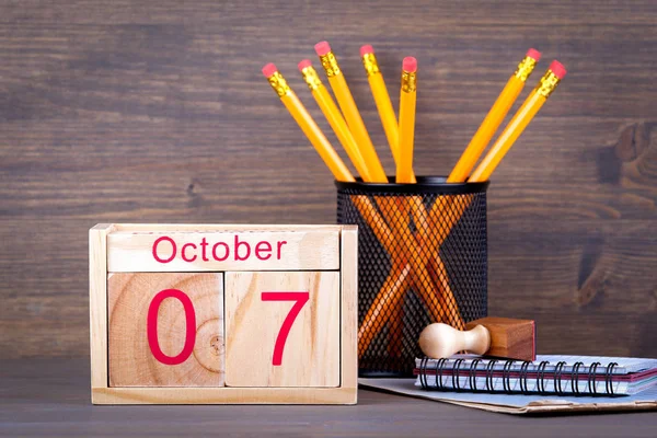 Október 7-én. közeli fa naptár. Idő tervezési és üzleti háttérrel — Stock Fotó