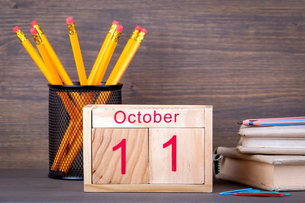 Október 11-én. közeli fa naptár. Idő tervezési és üzleti háttérrel — Stock Fotó
