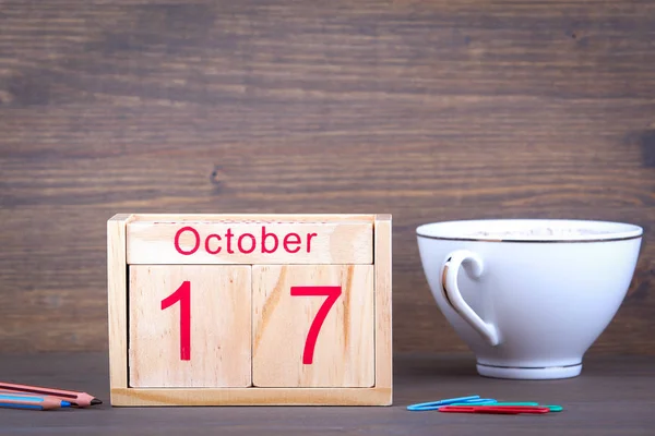 Október 17-én. közeli fa naptár. Idő tervezési és üzleti háttérrel — Stock Fotó