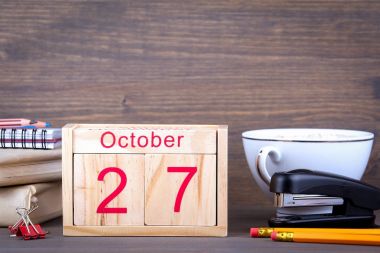 27 Ekim. yakın çekim ahşap takvim. Zaman planlama ve iş arka plan