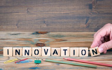 yenilik. Ofis Masası ahşap harfler. Arka plan iş ve iletişim