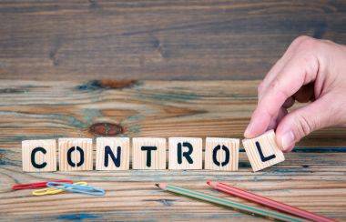 Denetim. Ofis Masası ahşap harfler. Arka plan iş ve iletişim