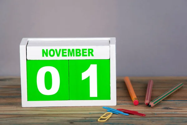 November 1-én. közeli fa naptár. Idő tervezési és üzleti háttérrel — Stock Fotó