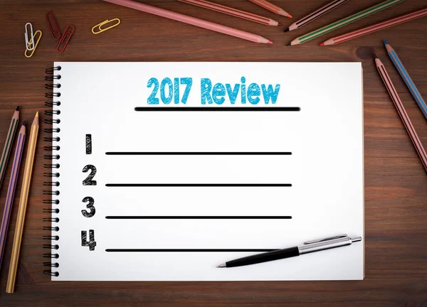 2017 revisión lista en blanco. Cuadernos, bolígrafos y lápices de colores sobre una mesa de madera . —  Fotos de Stock