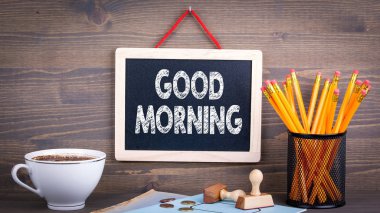 Günaydın. Ahşap arka plan kara tahta