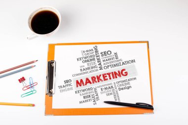 Pazarlama kelime bulutu, iş kavramı. Ofis Büro Kırtasiye ile