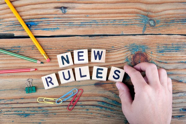 Νέοι κανόνες. Ξύλινα γράμματα επάνω στο γραφείο γραφείο — Φωτογραφία Αρχείου