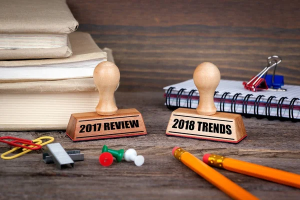 Revisión 2017 y tendencias 2018. Sello de goma en el escritorio de la oficina. Negocios y antecedentes laborales —  Fotos de Stock