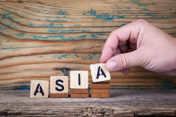 Asia. Lettere in legno sulla scrivania dell'ufficio, sfondo informativo e di comunicazione — Foto Stock