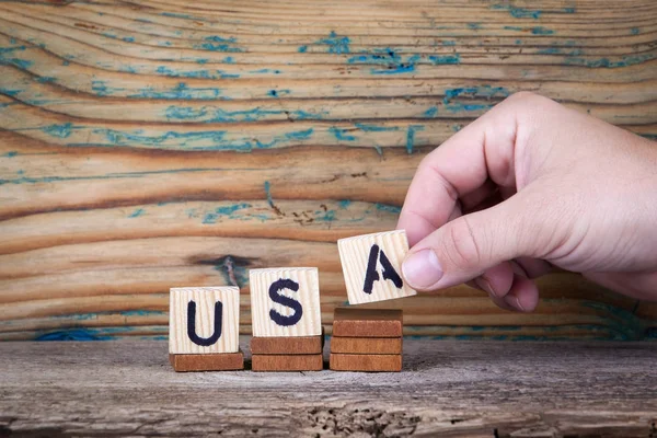 USA. Holzbuchstaben auf dem Schreibtisch, Informations- und Kommunikationshintergrund — Stockfoto