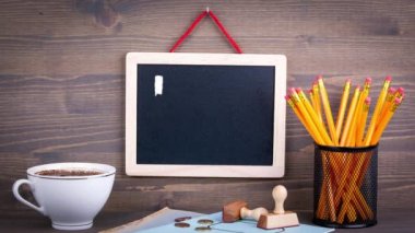 Merhaba 2018. Bir kara tahta arka plan üzerinde metin