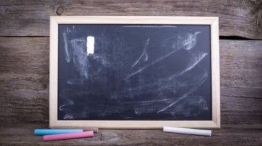 Merhaba 2018. Bir kara tahta arka plan üzerinde metin