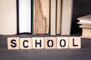 ahşap masa Okulu, ahşap harfler. Eğitim, başarı ve iletişim arka plan