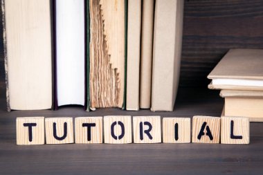 ahşap masa eğitmen, ahşap harfler. Eğitim, başarı ve iletişim arka plan