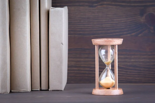 Sandglass, homokóra vagy tojás időmérőt a fából készült asztal az utolsó másodpercben vagy utolsó pillanatban, vagy időtúllépés — Stock Fotó
