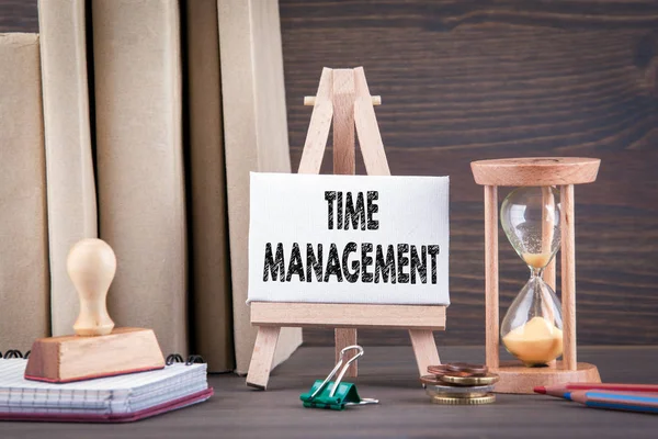 Koncepcja zarządzania czasu. Sandglass, klepsydrą czy zegar jaj na drewnianym stole — Zdjęcie stockowe