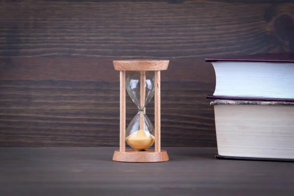 Sandglass, klepsydry lub zegar jaj na drewnianym stole Wyświetlono ostatniej sekundy lub last minute lub limit czasu — Zdjęcie stockowe