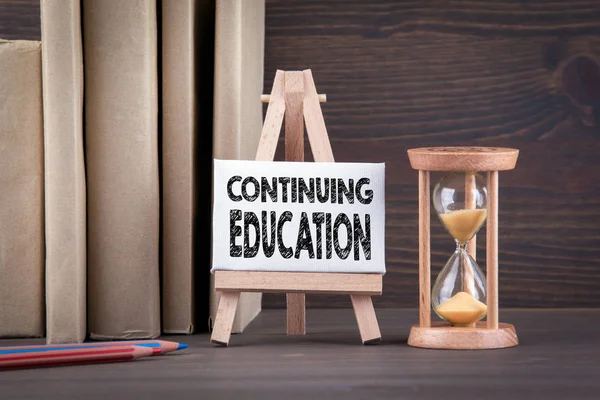 Концепція продовження освіти. Пісковий годинник, пісочний годинник або таймер на дерев'яному столі — стокове фото