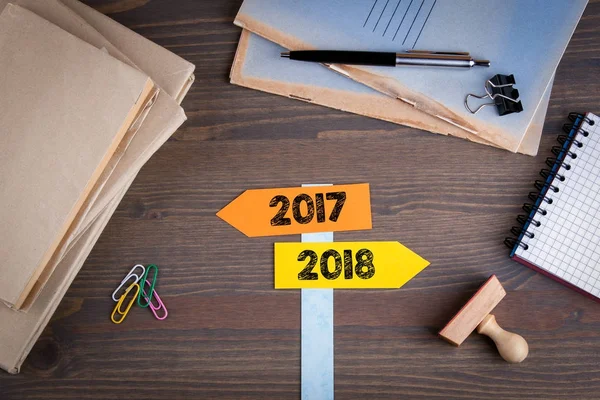 Señales de dirección con flechas y los números 2017 y 2018, concepto para el cambio de año —  Fotos de Stock