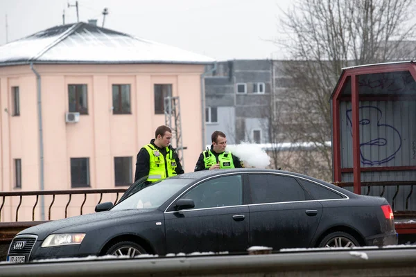 Lettland, Riga - December 1.2017: lokalpolisen i Riga, Lettland på platsen för olyckan av bilen. Rökning, elektroniska cigartes — Stockfoto