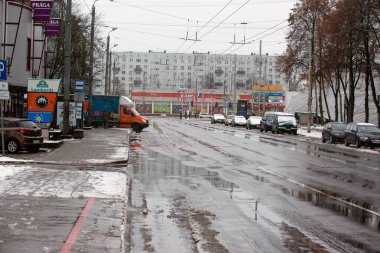 Letonya, Riga - Aralık 1.2017: ıslak kar şehir, trafik ve kaygan sokaktaki insanlara