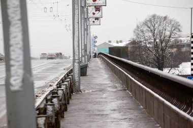 Letonya, Riga - Aralık 1.2017: ıslak kar şehir, trafik ve kaygan sokaktaki insanlara