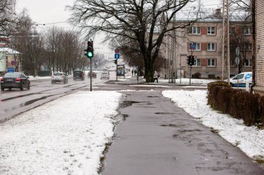 Letonya, Riga - Aralık 1.2017: ıslak kar şehir, trafik ve kaygan sokaktaki insanlara