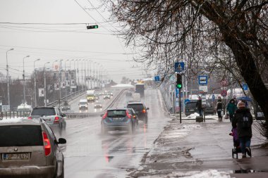 Letonya, Riga - Aralık 1.2017: ıslak kar şehir, trafik ve kaygan sokaktaki insanlara