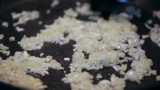 Making dinner food, cut onion baking on the pan, oil bubbles — Stock Video