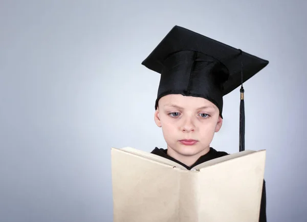 Pojke med en student mössa. Kunskap, utbildning och en framgångsrik karriär bakgrund — Stockfoto