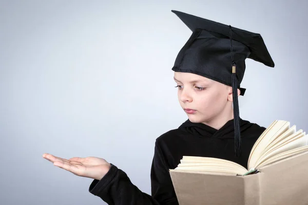 Niño con sombrero de estudiante. Conocimiento, educación y antecedentes profesionales exitosos —  Fotos de Stock