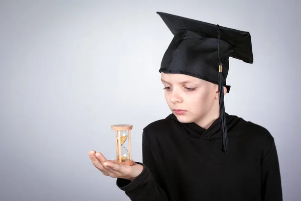 Rapaz com chapéu de estudante. Conhecimento, educação e carreira de sucesso — Fotografia de Stock