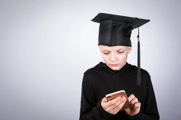 Αγόρι με το κινητό στα χέρια. Γνώση, εκπαίδευση και μια επιτυχημένη σταδιοδρομία φόντο — Φωτογραφία Αρχείου