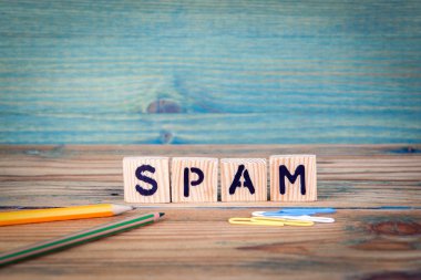 Spam - ahşap harfler adından. Ofis Masası, bilgilendirici ve iletişim arka plan
