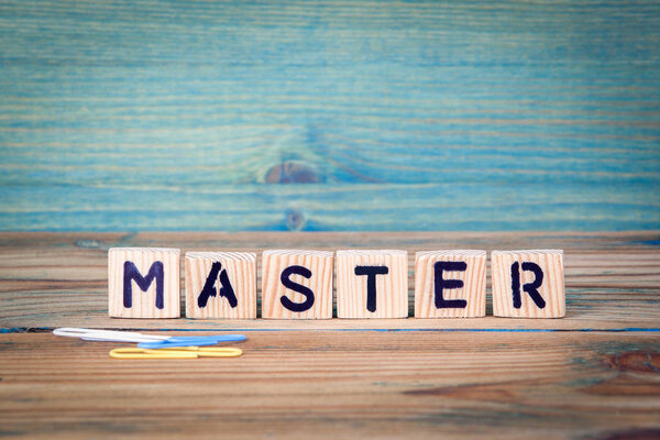 master - имя из деревянных букв. Конторский стол, информационная и коммуникационная основа
