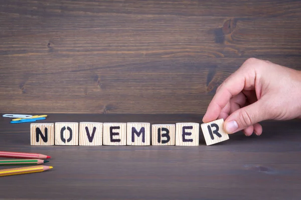 November. Holzbuchstaben auf dem Schreibtisch, Informations- und Kommunikationshintergrund — Stockfoto