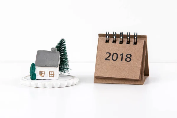 Mały dom i drzewa na białym tle z kalendarza 2018 — Zdjęcie stockowe