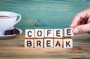 Kahve molası. Ahşap mektup ofis masasında bilgilendirici ve iletişim arka plan