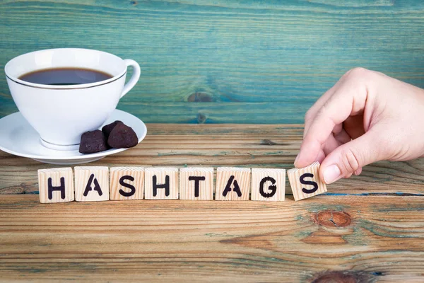 Hashtag. Lettere in legno sulla scrivania dell'ufficio, sfondo informativo e di comunicazione — Foto Stock