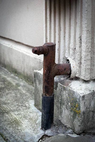 Gas pipeline at the apartment house. Rust and drooping color — Stock Photo, Image