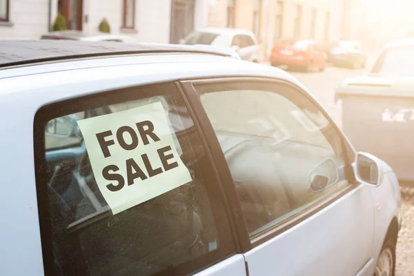 Zu verkaufen. altes dreckiges Auto auf der Straße mit Schriftzug im Fenster — Stockfoto